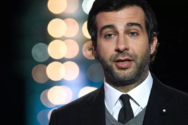 Ургант заявил, что не просил прощения за действия России в разговоре с Потапом