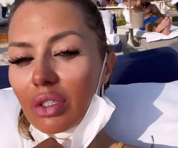 Виктория Боня опубликовала кадры с пляжа с «загаром альпиниста»