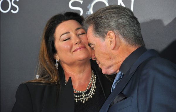 Влюблен, как и 20 лет назад: Пирс Броснан одним жестом показал, как нежно относится к жене