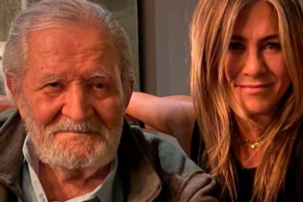 Дженнифер Энистон сообщила о смерти 89-летнего отца