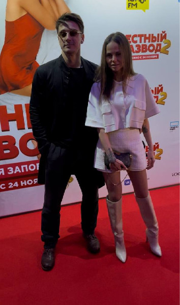 Муцениеце в кружеве вывела детей в свет, Калашникова променяла платья на голый комбинезон: премьера «Честный развод-2»