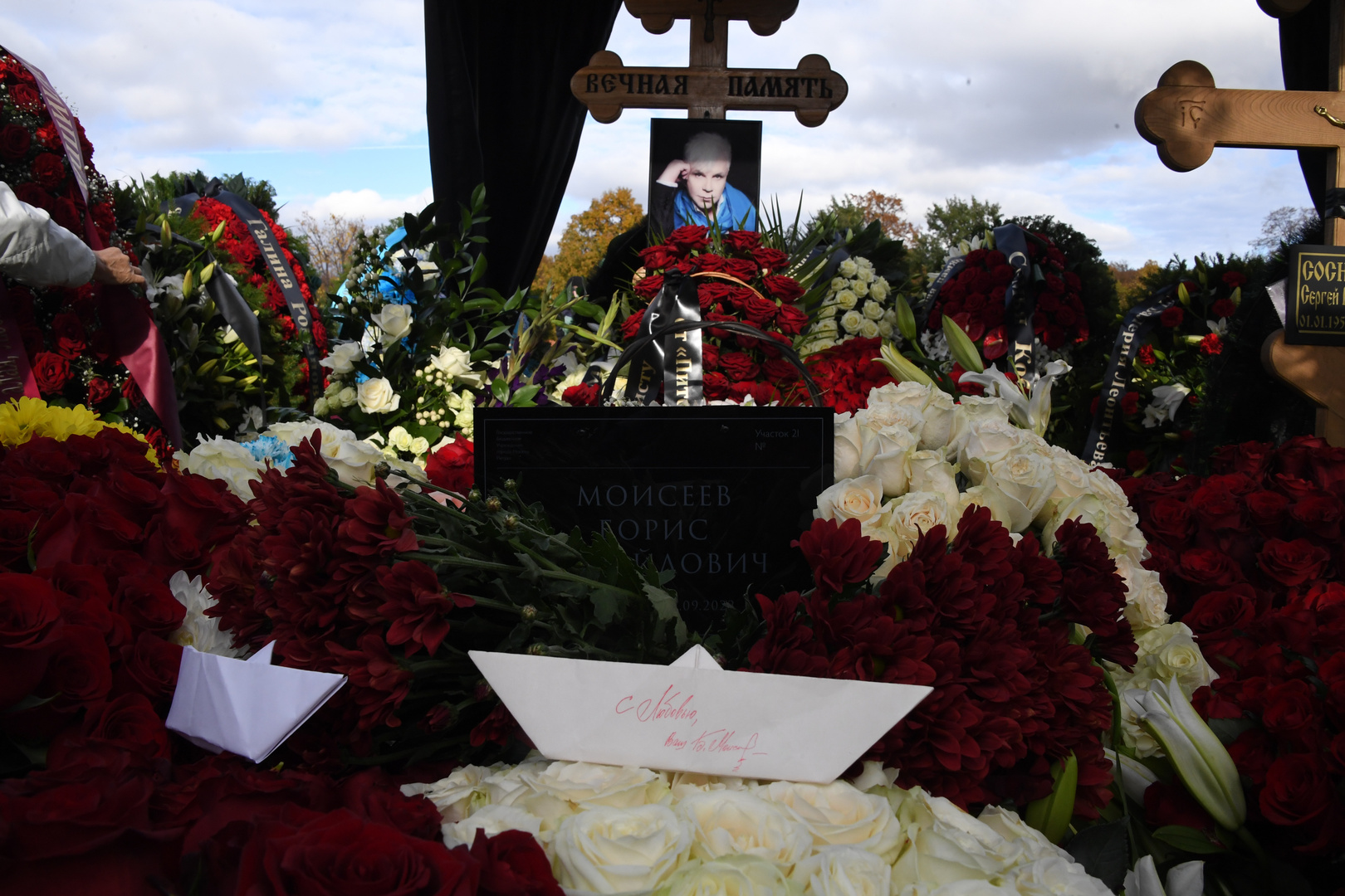 Посетитель кладбища запечатлел погром на могиле Бориса Моисеева