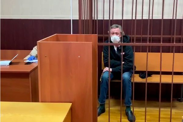 Похудел, от тоски спасается спектаклями и следит за новостями с Украины: как Ефремов прожил два года в тюрьме