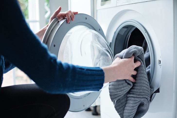 Три причины, почему нельзя оставлять на ночь белье в стиральной машинке