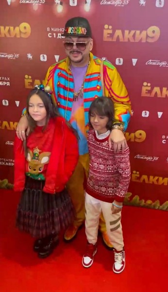 Захарова в красном шелке, Савичева в оперных перчатках: звезды начали подготовку к Новому году на премьере «Елки 9»
