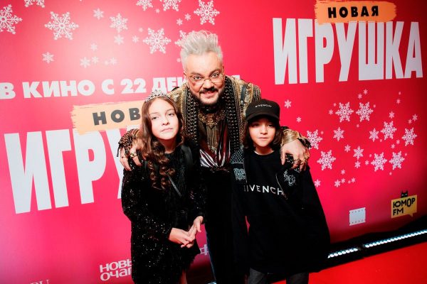 Киркоров с детьми, Муцениеце, Галустян посетили кинопремьеру Звезды поддержали выход в прокат ремейка классической французской комедии «Игрушка»