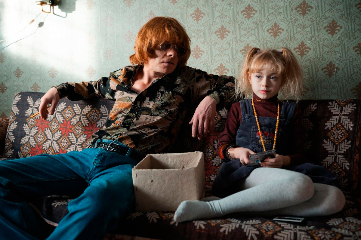 Бортич и Майков играют дочь и отца в новом фильме: первые кадры Актеры вместе появятся в черной комедии «Танцуй, Селедка!»