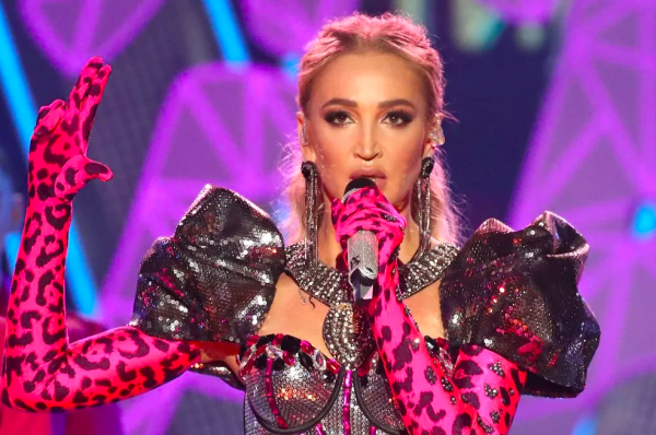 Бузова ответила на вопрос о покинувших Россию артистах