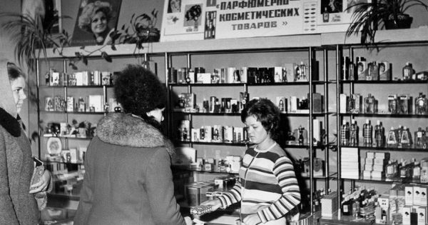 Бьюти-хаки советских женщин, которые помогали им выглядеть безупречно в Новый год даже во время тотального дефицита