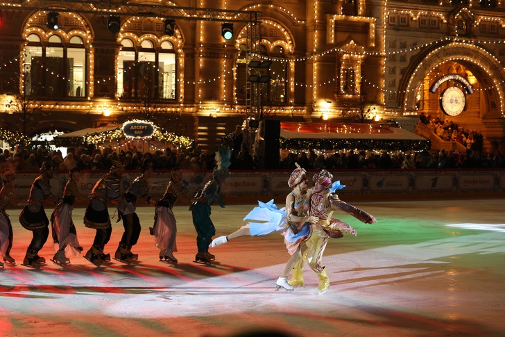 Чернышев вышел на лед в короне, Бузова показала растяжку: звезды на премьере нового ледового шоу Татьяны Навки