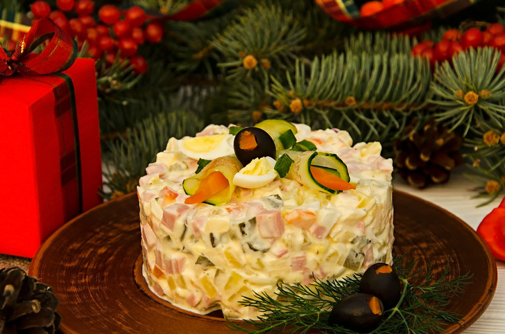 До конца новогодних каникул доживут только фрукты: Роспотребнадзор объяснил, как правильно доедать блюда с праздничного стола