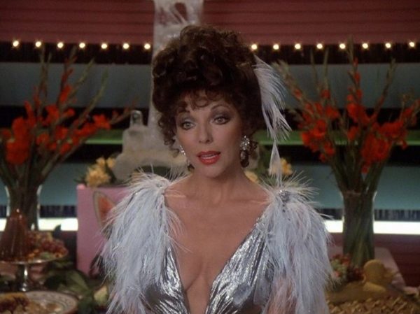 Леопардовые купальники, шпильки и бриллианты: 89-летняя звезда сериала «Династия» показывает идеальную старость