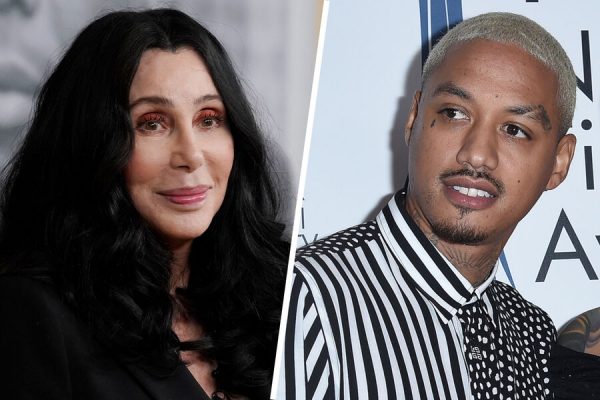 Певица Шер намекнула на помолвку с молодым бойфрендом