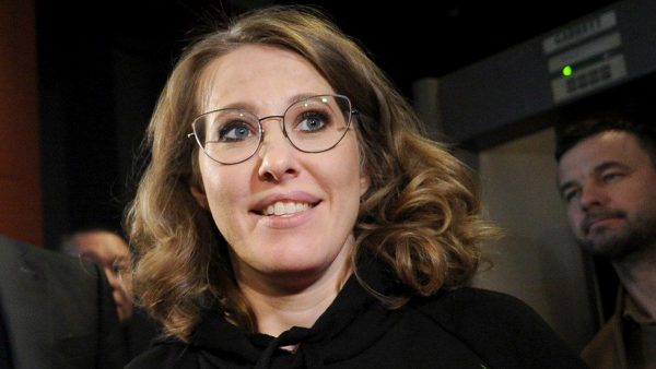 Собчак появилась на дне рождения подруги в платье с глубоким вырезом