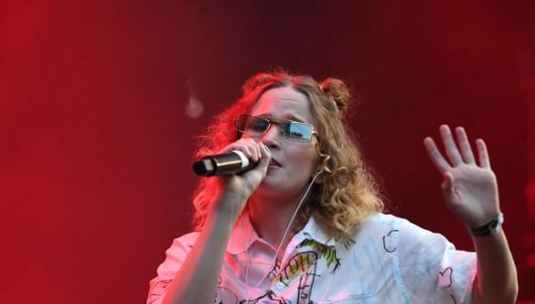 Журнал «Лиза» пригрозил судом Монеточке