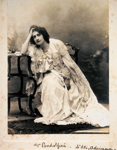 Кем была первая актриса-простолюдинка, которая влюбляла в себя герцогов и умерла из-за букета фиалок