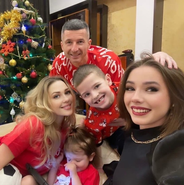 Евгений Алдонин с супругой и детьми