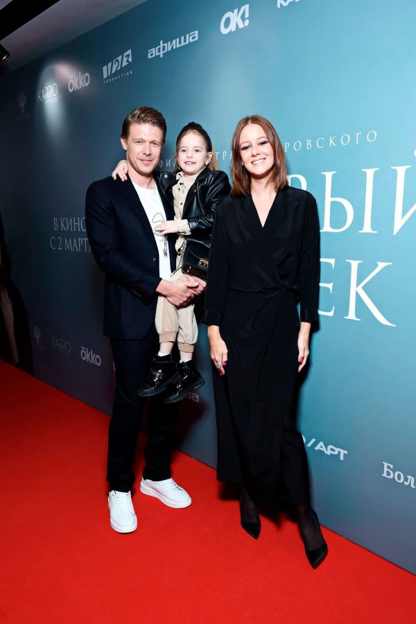 Муцениеце, Кузьмина, Самбурская посетили премьеру фильма с Ефремовым Звезды поддержали выход в прокат «Здорового человека»