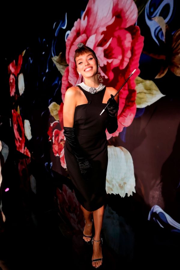 Регина Тодоренко повторила образ Одри Хепберн на съемках ТВ-шоу Телеведущая примерила знаменитое «маленькое черное платье» в проекте «Маска»