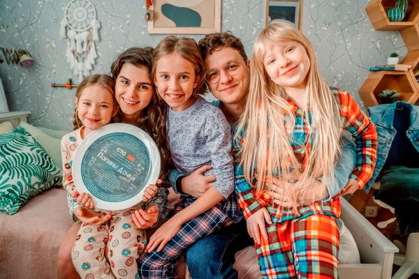 Появились первые фото с актерами новых «Папиных дочек» Стали известны имена исполнительниц главных ролей в продолжении телехита