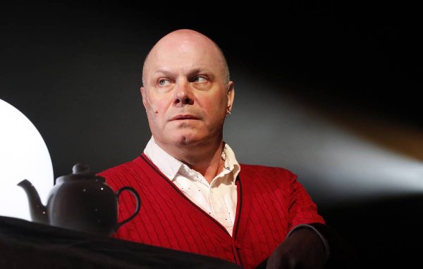 Кортнев объяснился после жалобы полицейского на неприличный жест