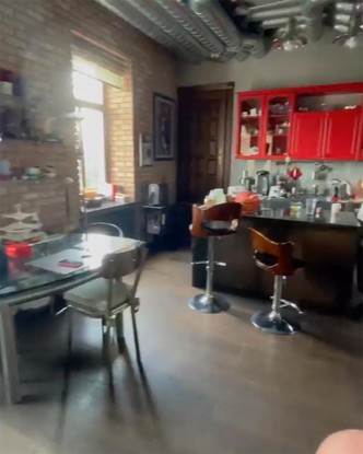 Кухня-лофт «в возрасте» и спальня-хюгге: эксперт оценил интерьер квартиры Ирины Хакамады