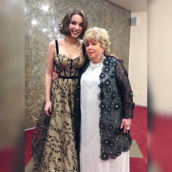 Вечернее платье в пол и трогательная песня: 16-летняя дочка Началовой все больше напоминает поклонникам маму