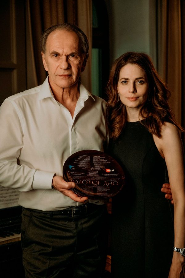 1 Юлия Снигирь снимается в семейной саге: первые фото Актриса исполняет одну из главных ролей в сериале «Золотое дно»