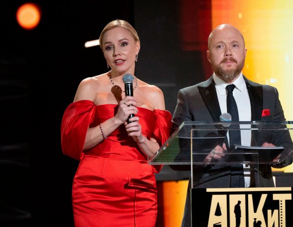 5 Климова, Мороз, Эрнст с женой: звезды на вручении премии АПКиТ Ассоциация продюсеров кино и телевидения наградила лучшие проекты последних двух лет
