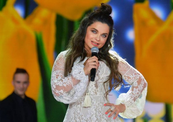 Александр Васильев оценил наряд Наташи Королевой словами «взбесившийся светофор»