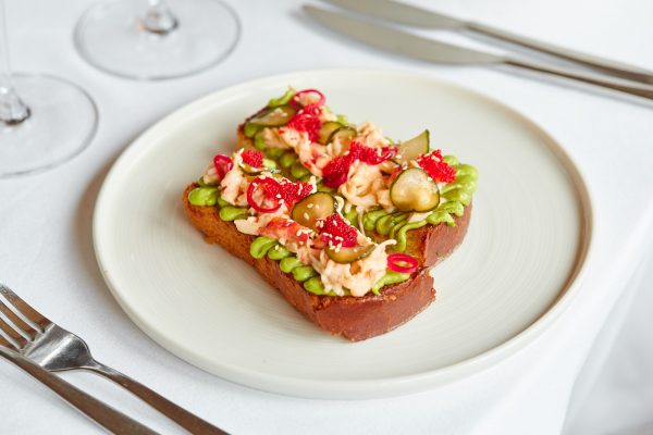 Азиатская брускетта с крабом и огурцами кимчи Обновление меню в ресторанах-яхтах на Москве-реке «Чайка» и «Ласточка»