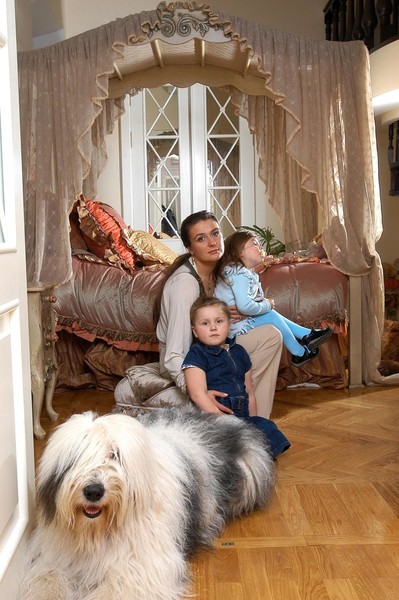 Чугунные батареи и коляска с куклой из детства: эксперт оценил барокко-квартиру Анастасии Мельниковой