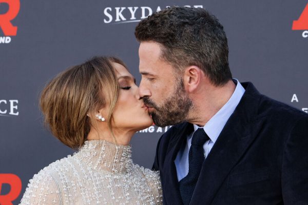 Дженнифер Лопес и Бен Аффлек поцеловались на красной дорожке