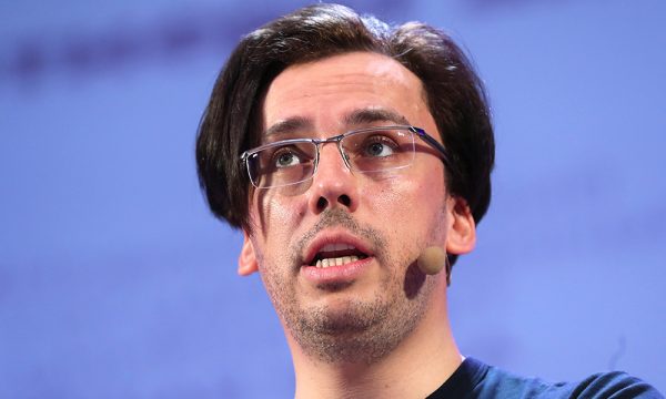 Галкин* оправдался за шутки о коллегах на концертах за границей