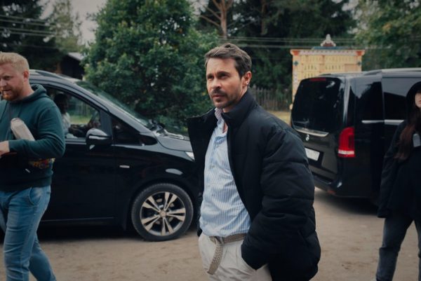 На деревья наклеивали зеленые листья, актеров за кадром кутали в пуховики: как проходили съемки «Беспринципных в деревне»