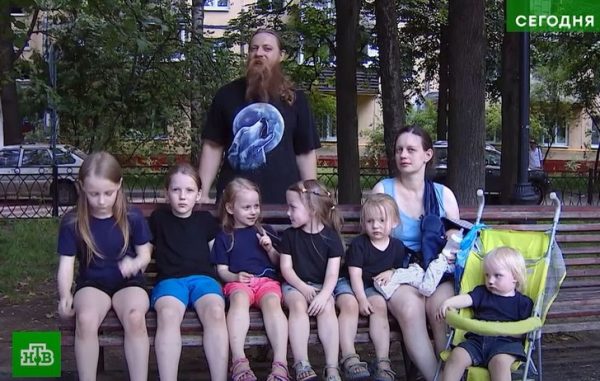 На ее лице написано «Я так больше не могу!»: россияне жалеют супругу Теплякова, которая родила ему 8 детей