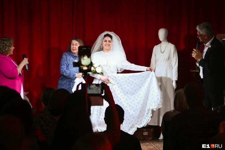 Невесты не удержались и примерили свадебные платья своих мам — ностальгия зашкаливает!
