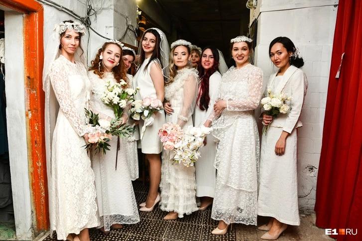 Невесты не удержались и примерили свадебные платья своих мам — ностальгия зашкаливает!