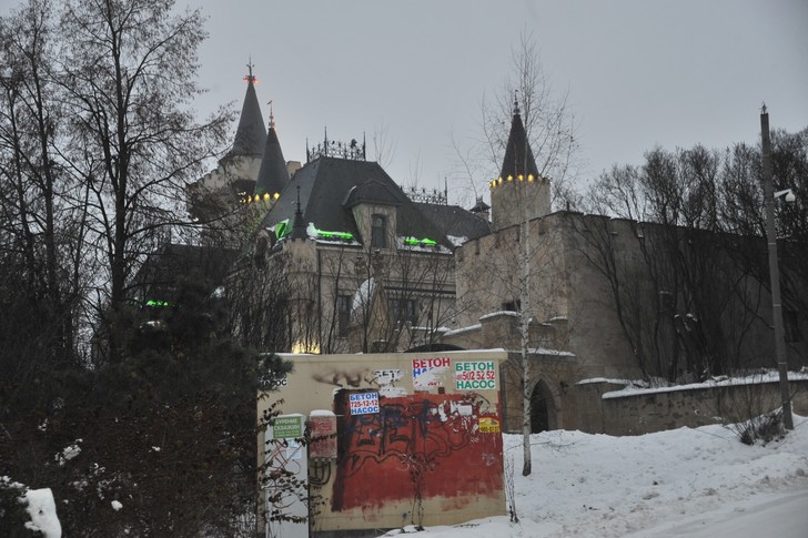 «Нужно спуститься с небес на землю»: риэлтор назвала реальную цену замка Пугачевой в деревне Грязь