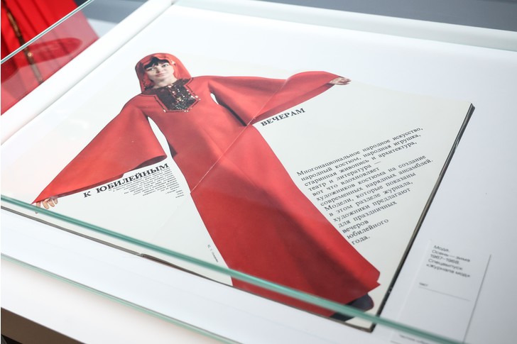 «Платье раздора» советских моделей напомнило Михалковой и Кобзон о юности: звезды на выставке «Дом моделей. Индустрия образов»