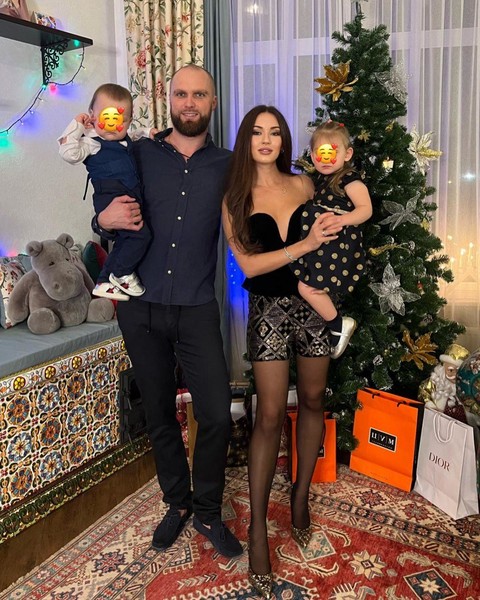 Мишель Серова с мужем Романом и детьми