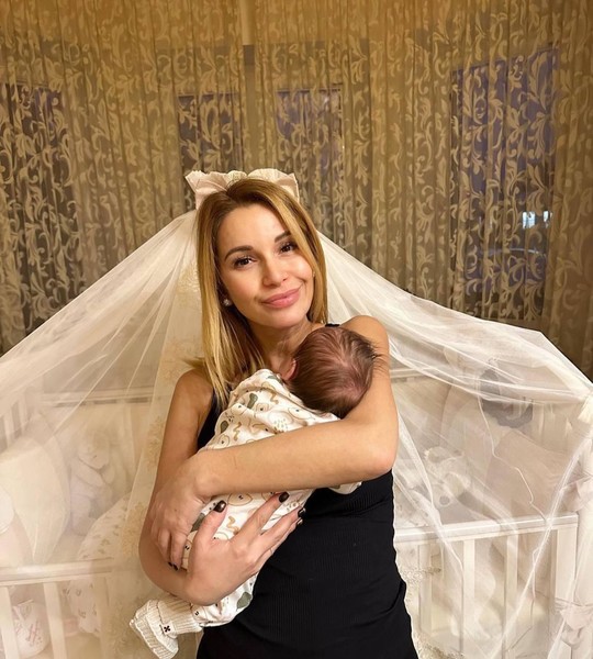 «Ходила, согнувшись от сильной боли»: Орлова столкнулась с осложнениями после родов