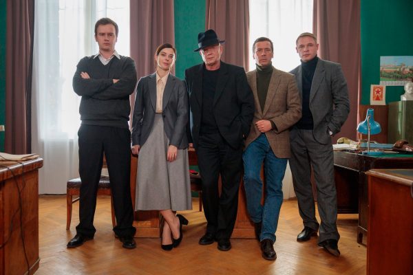 1 Смоляков и Александрова снялись в «Последнем деле Черкасова» В продолжении популярного сериала «Мосгаз» к актерскому составу также присоединились Андрей Мерзликин и Леонид Ярмольник