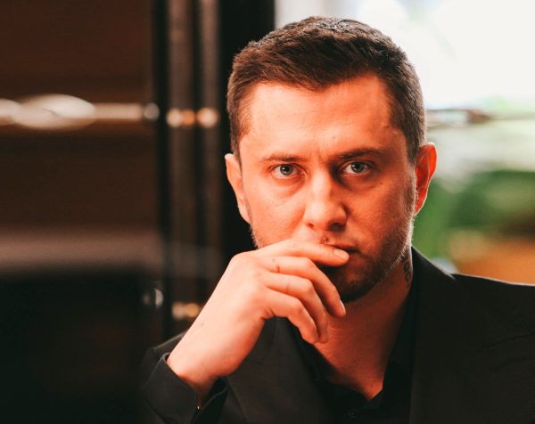 1 Прилучный вернулся в продолжении нашумевшего сериала про эскорт: первые фото Актер вновь снимется у Сарика Андреасяна в «Жизни по вызову»