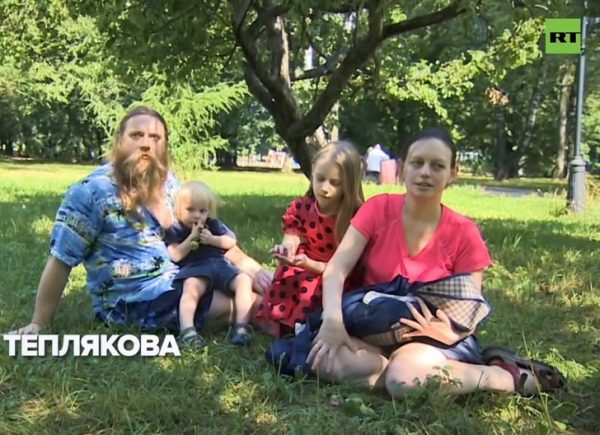 10 батонов, крупы по акции и никаких овощей и сладостей: Тепляков показал, чем кормит детей — их становится жалко!