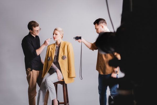 10 секретов, как выглядеть на фото стройнее и моложе — ты удивишься, что не знала этого!