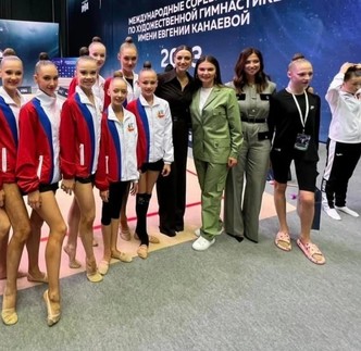 Алина Кабаева в окружении молодых спортсменок