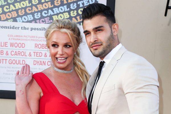 Бритни Спирс вернулась из отпуска без обручального кольца на фоне слухов о разладе с мужем