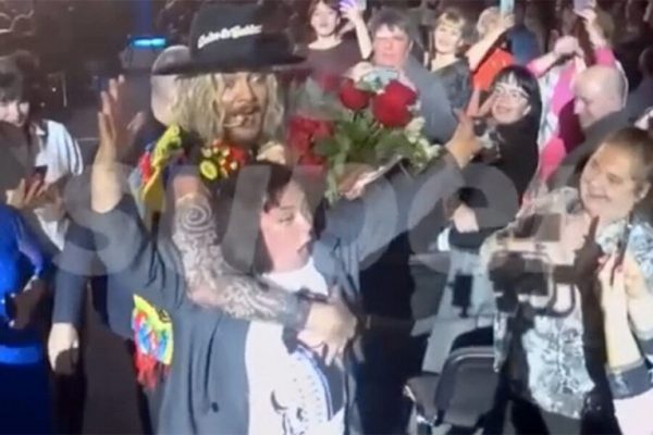 Филипп Киркоров схватил за грудь фанатку на концерте