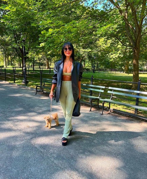 Каникулы в Нью-Йорке и Тулуме, обнаженная живопись и селфи с собачкой: как живет жена Цекало в США